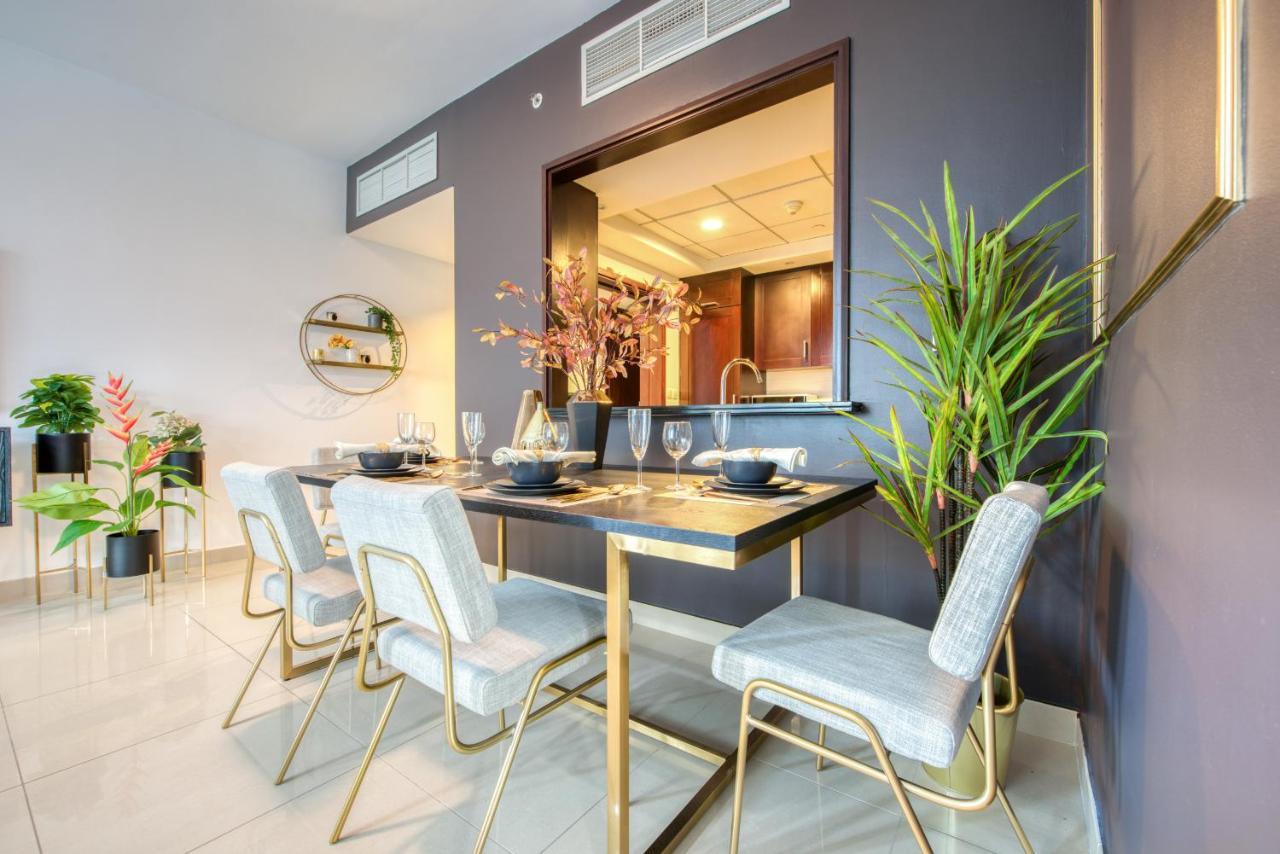 Maison Privee - Radiant Urban Retreat With Iconic Burj Khalifa Vws Dubai Exterior photo